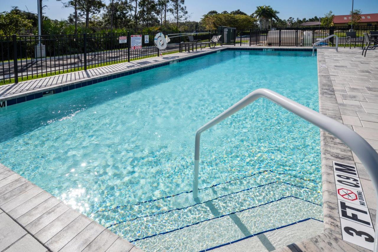 Holiday Inn Express & Suites - Fort Myers Airport By Ihg Exteriér fotografie