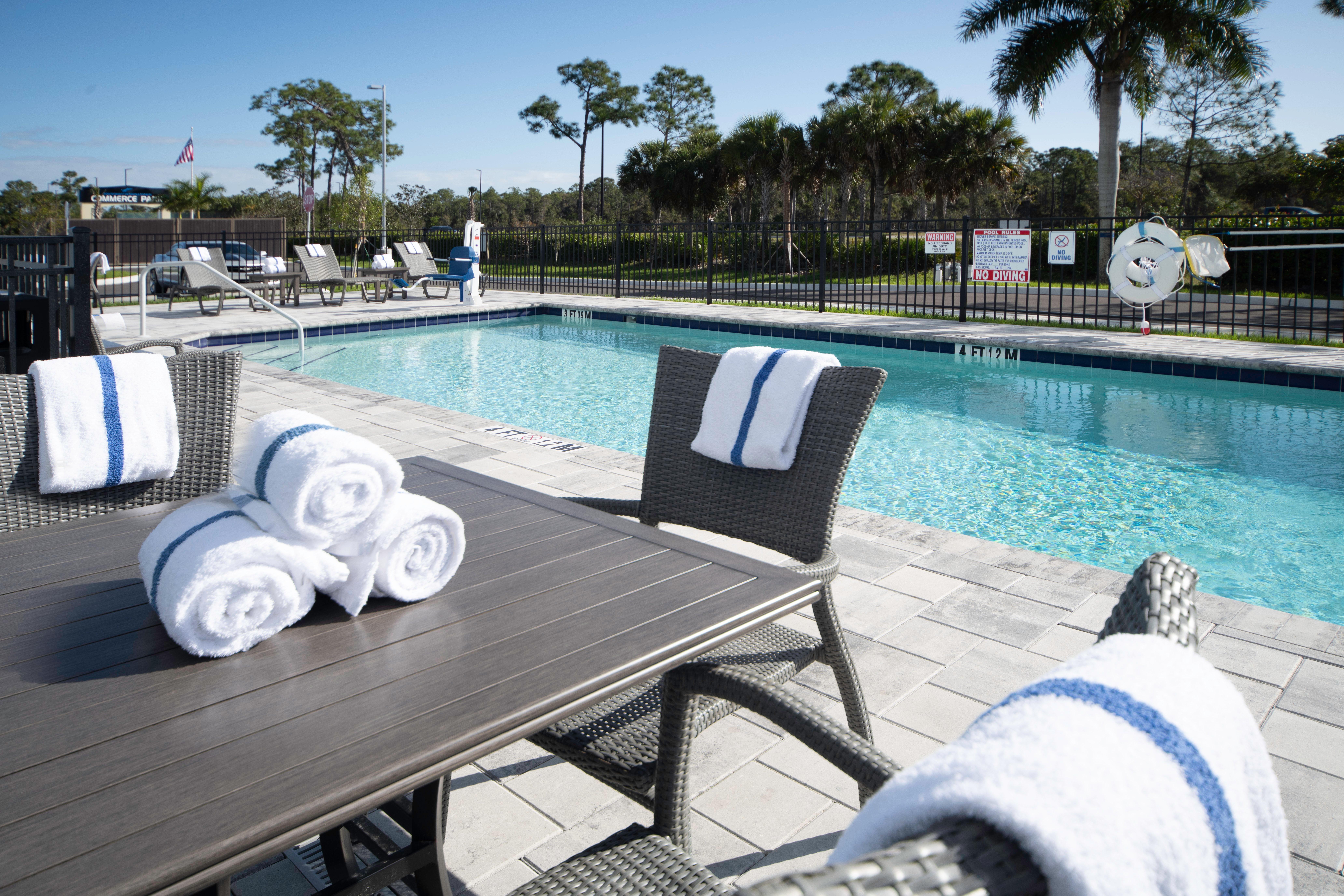 Holiday Inn Express & Suites - Fort Myers Airport By Ihg Exteriér fotografie