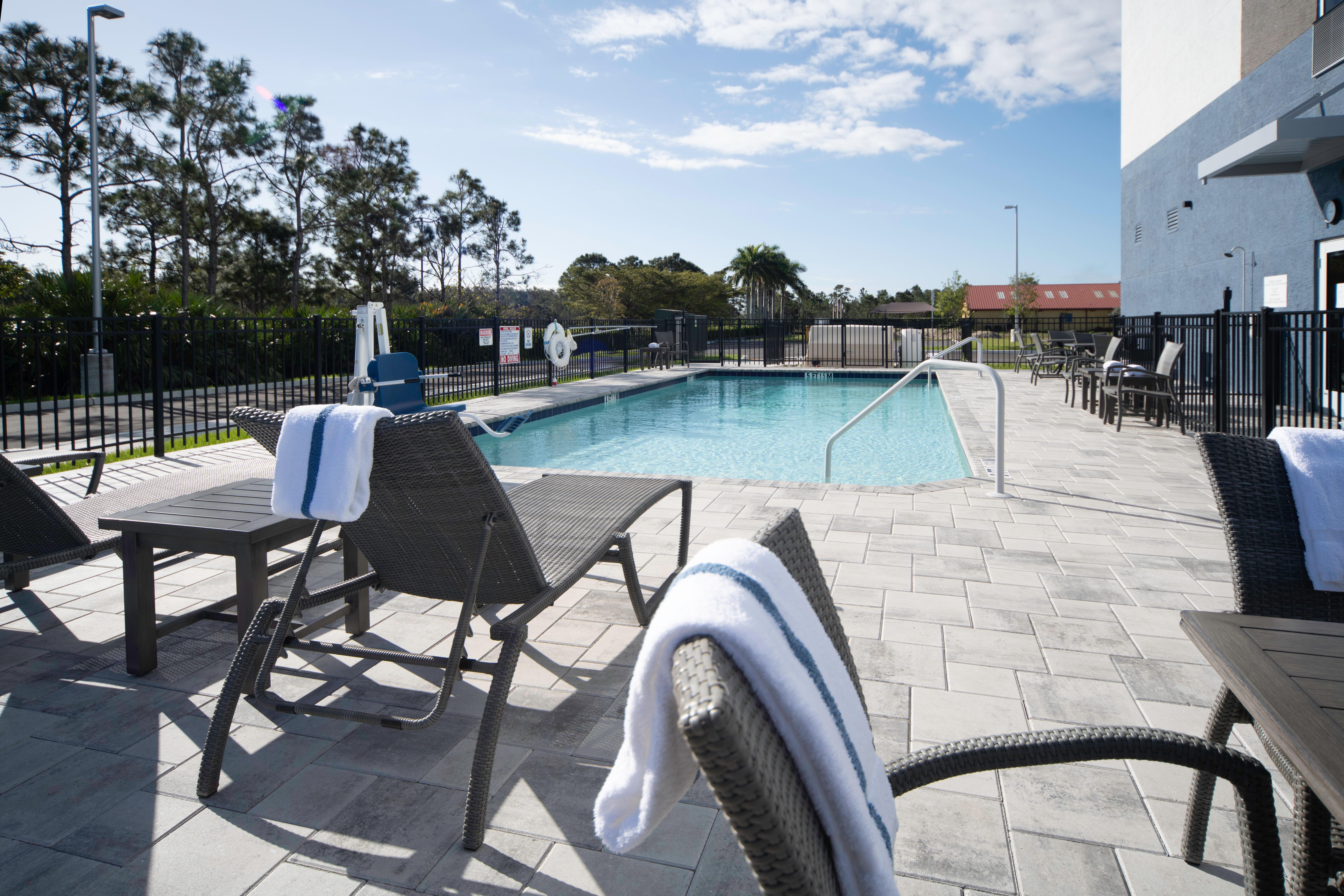 Holiday Inn Express & Suites - Fort Myers Airport By Ihg Exteriér fotografie