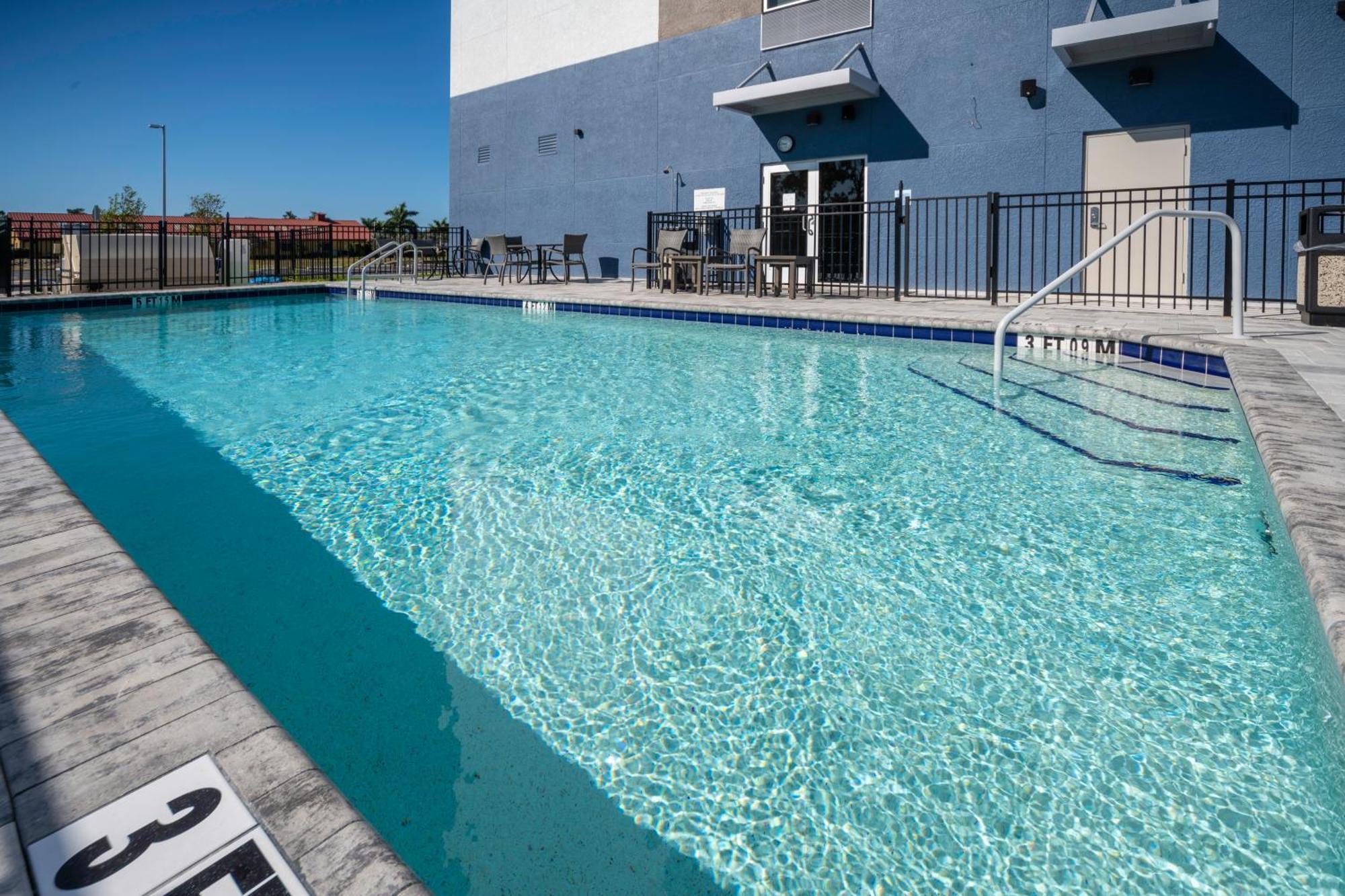 Holiday Inn Express & Suites - Fort Myers Airport By Ihg Exteriér fotografie